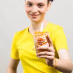 Dziewczyna trzyma napoj Bubble Tea